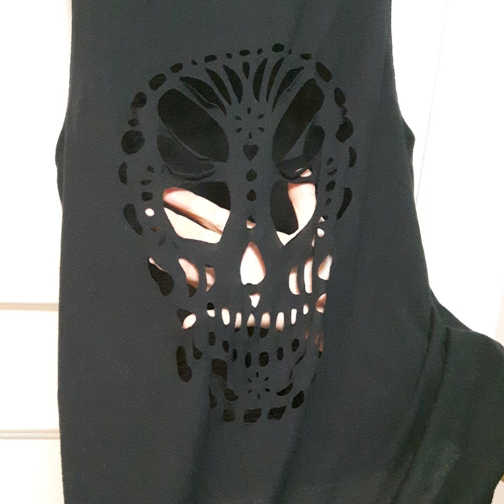 🛍️ Skull cut out and studded tank